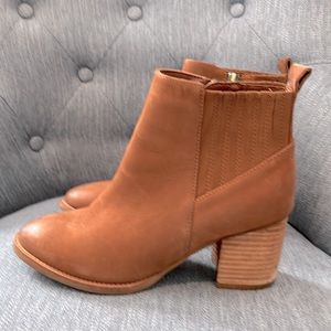 Blondo Noa Camel Nubuck Leather Ankle Boot Waterproof  gently used 8